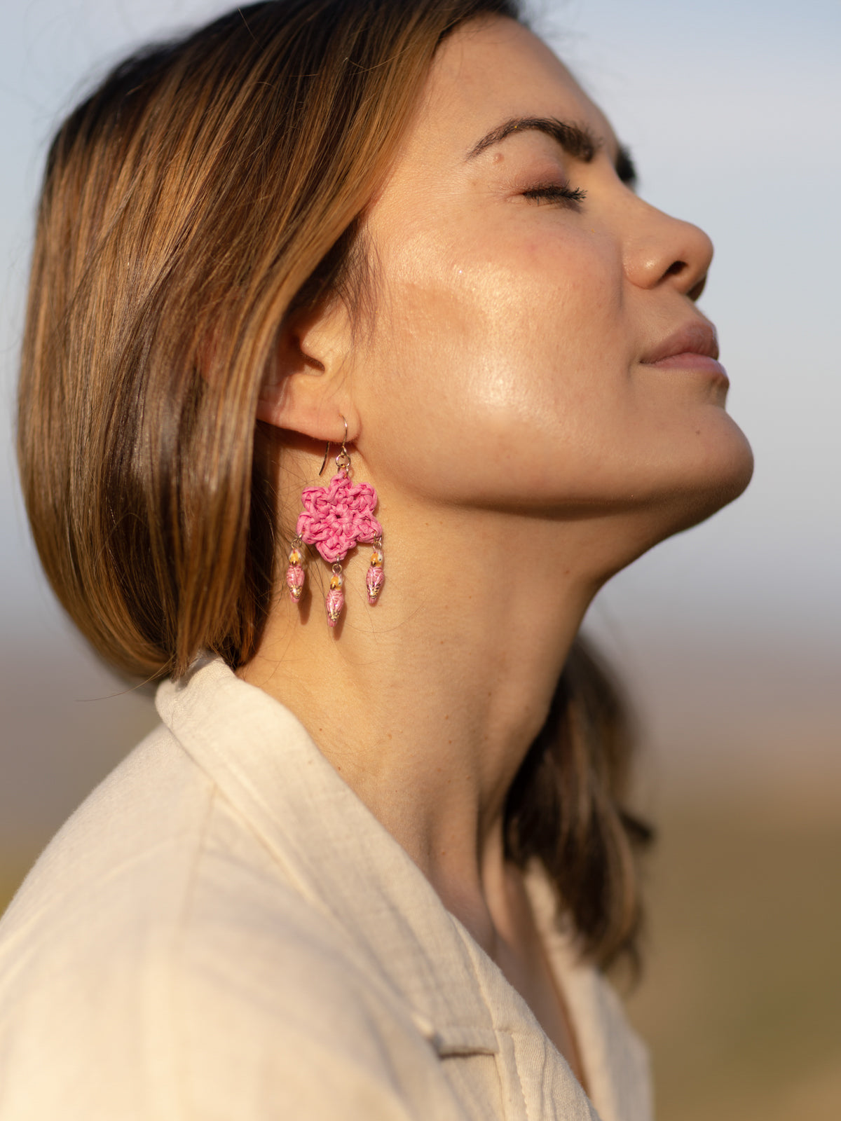 Boucles d'oreilles fleur en raphia & cacatoès