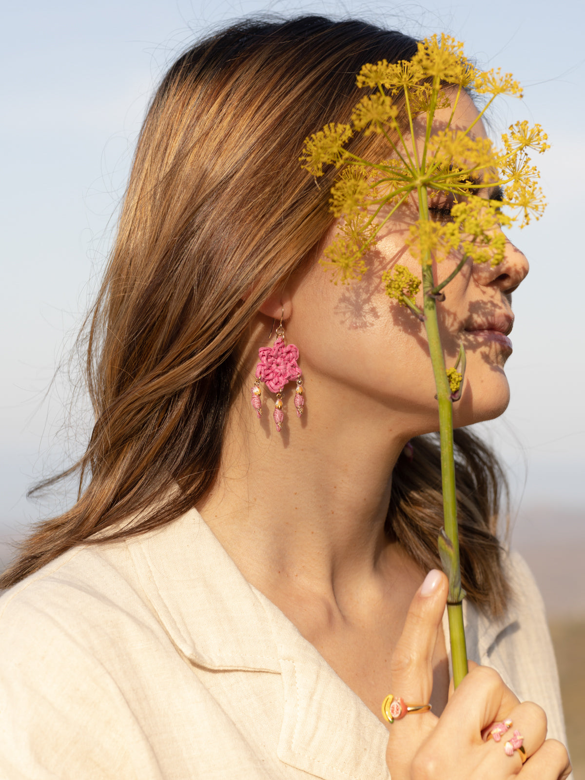 Boucles d'oreilles fleur en raphia & cacatoès