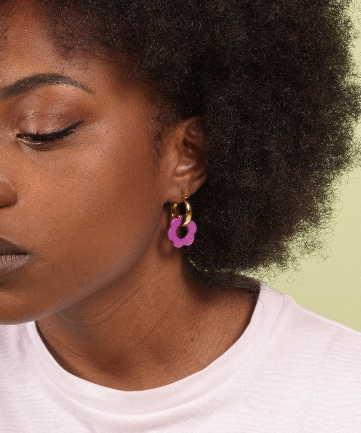 boucles d'oreilles fleur violette en porcelaine peint à la main