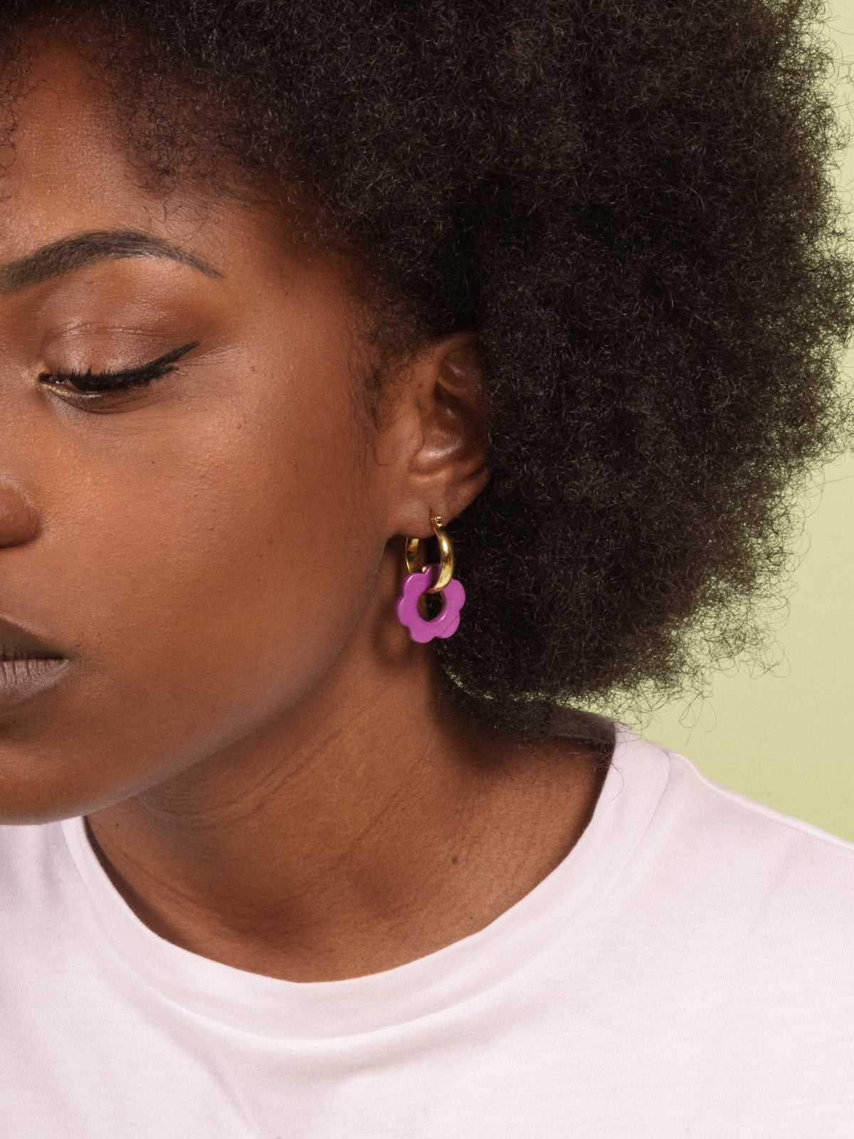 boucles d'oreilles fleur violette en porcelaine peint à la main