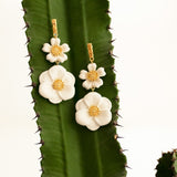 Boucles d'oreilles fleur blanche porcelaine peint a la main