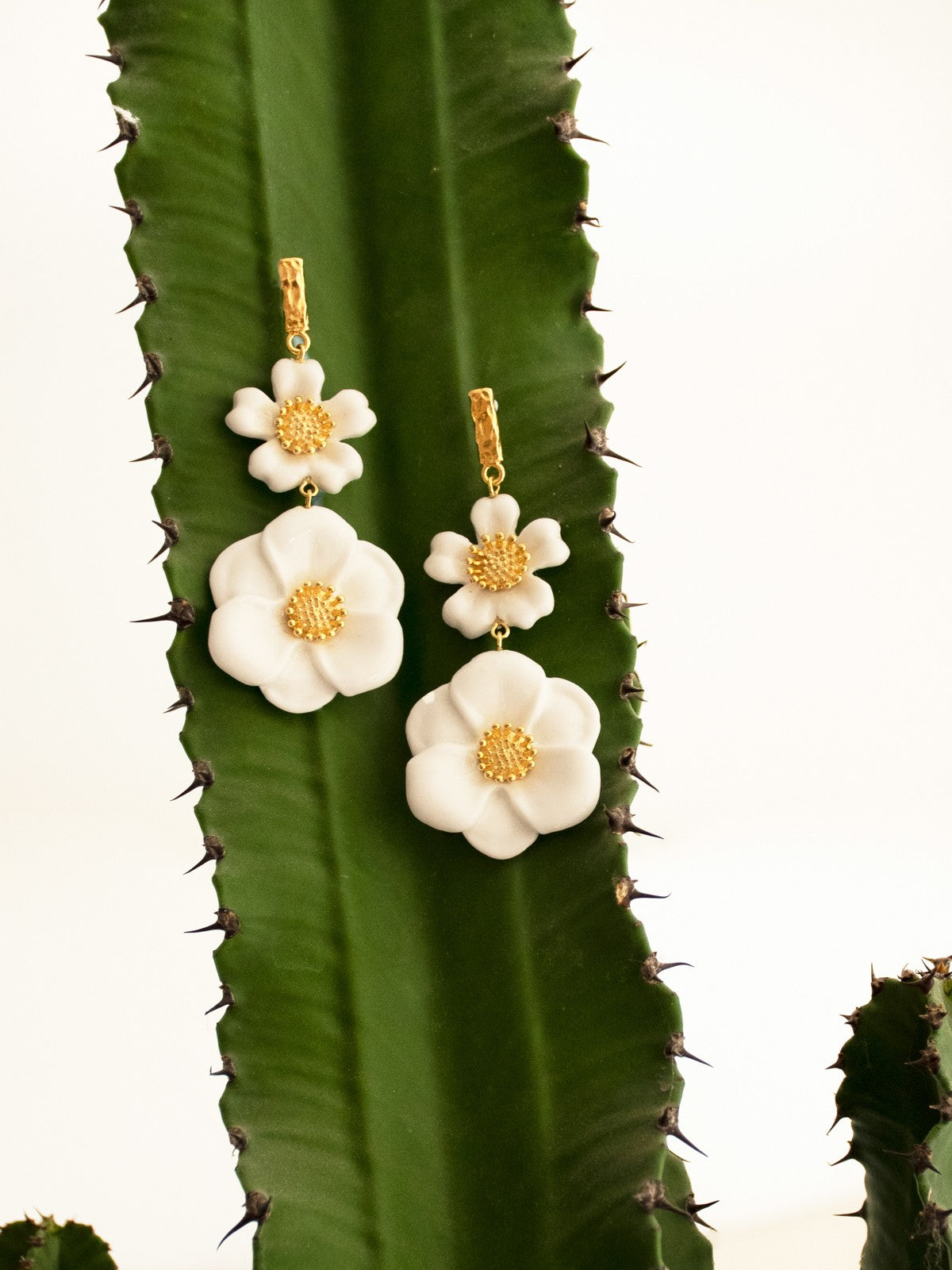 Boucles d'oreilles fleur blanche porcelaine peint a la main