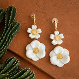 Boucles d'oreilles fleur blanche porcelaine peint a la main