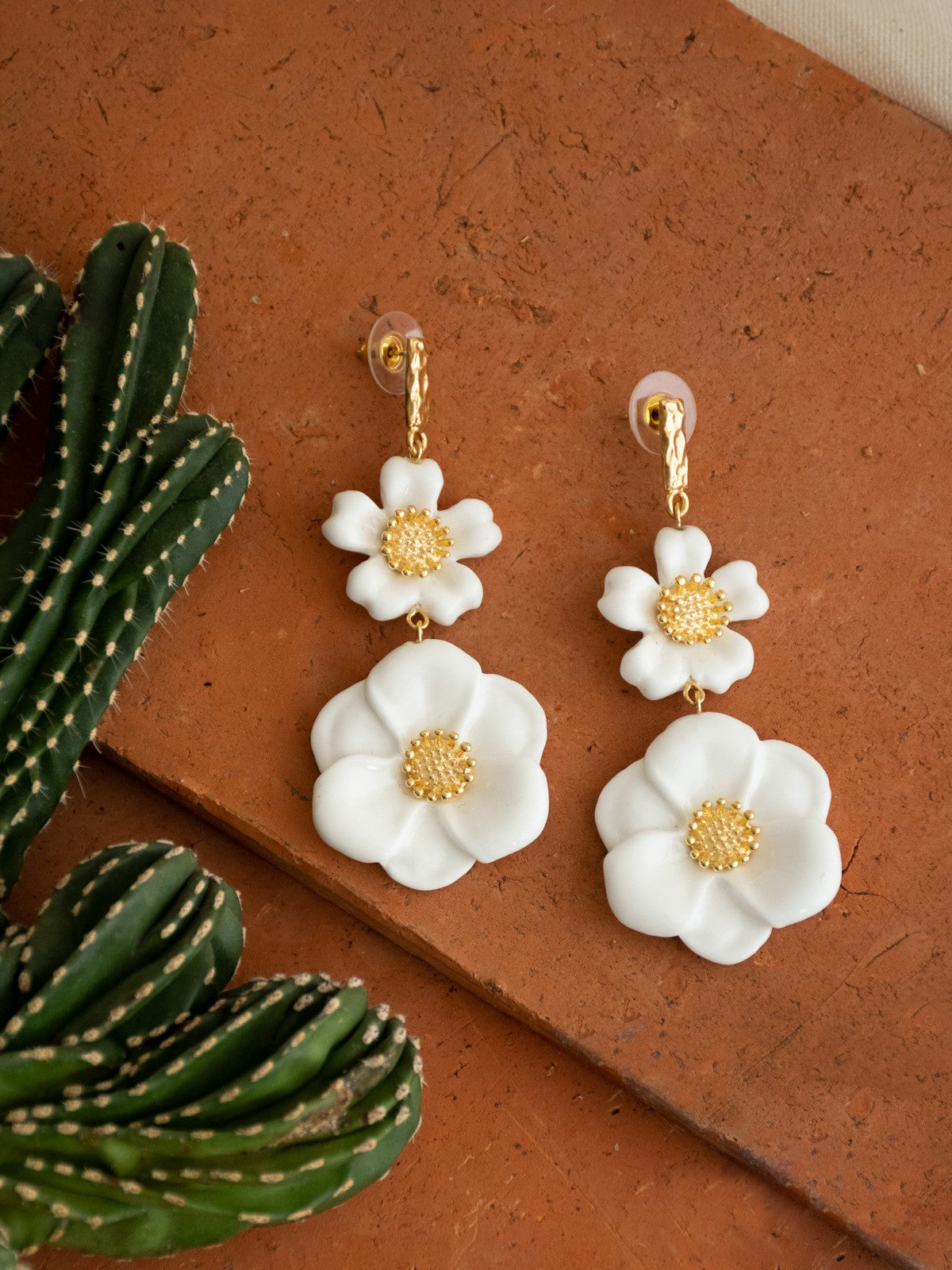 Boucles d'oreilles fleur blanche porcelaine peint a la main