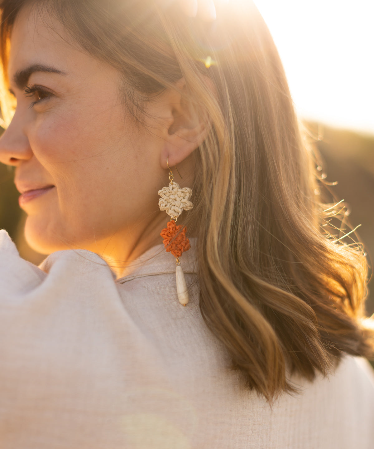 Boucles d'oreilles fleurs en raphia & goutte blanche