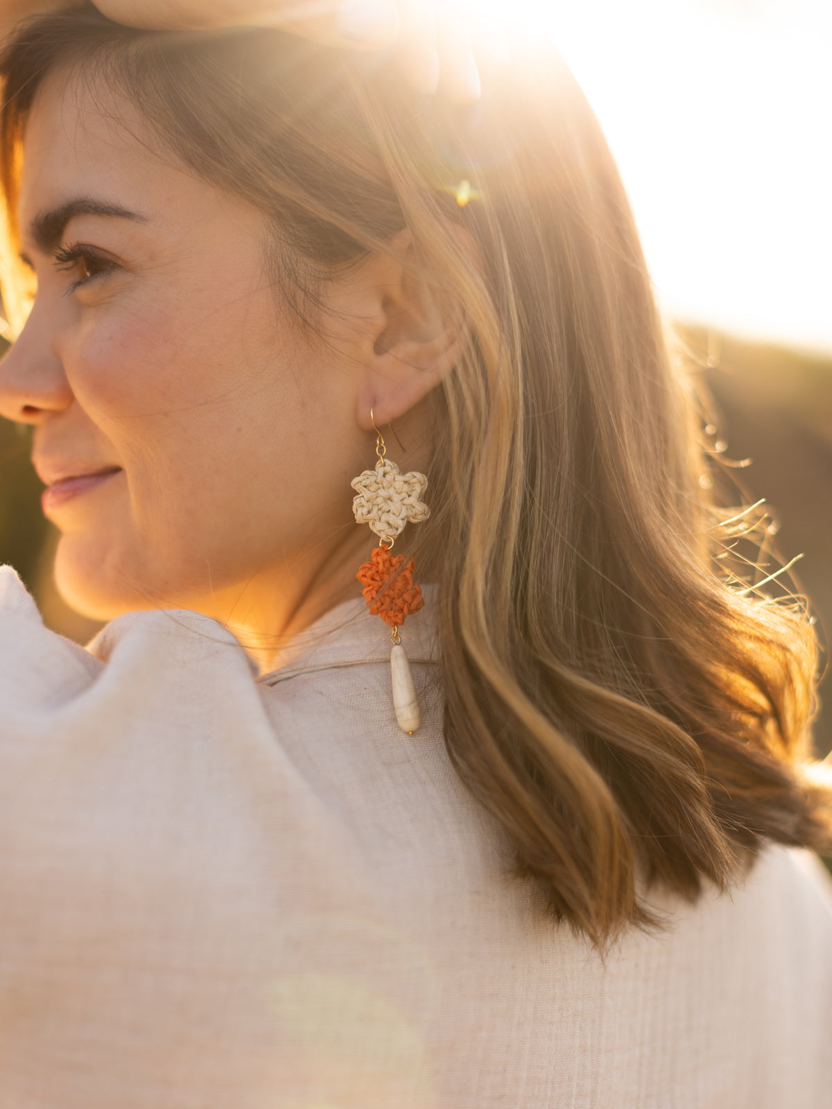 Boucles d'oreilles fleurs en raphia & goutte blanche