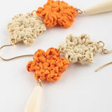 Boucles d'oreilles fleurs en raphia & goutte blanche