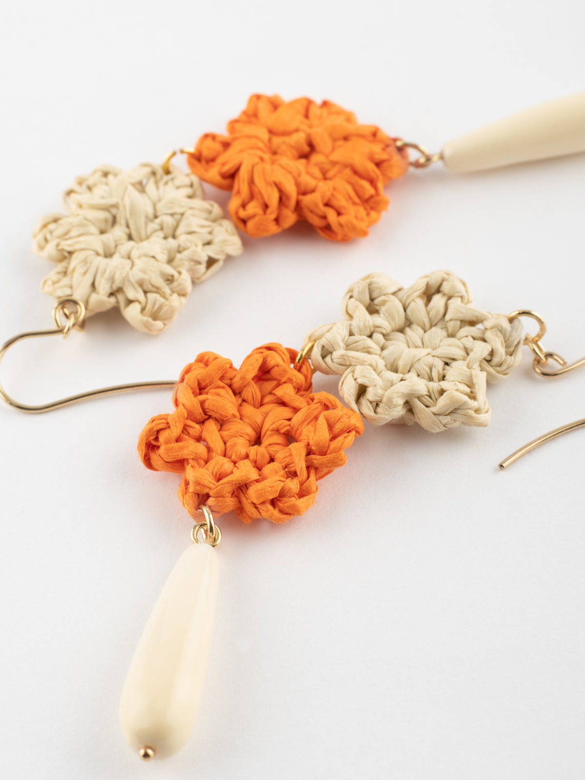 Boucles d'oreilles fleurs en raphia & goutte blanche