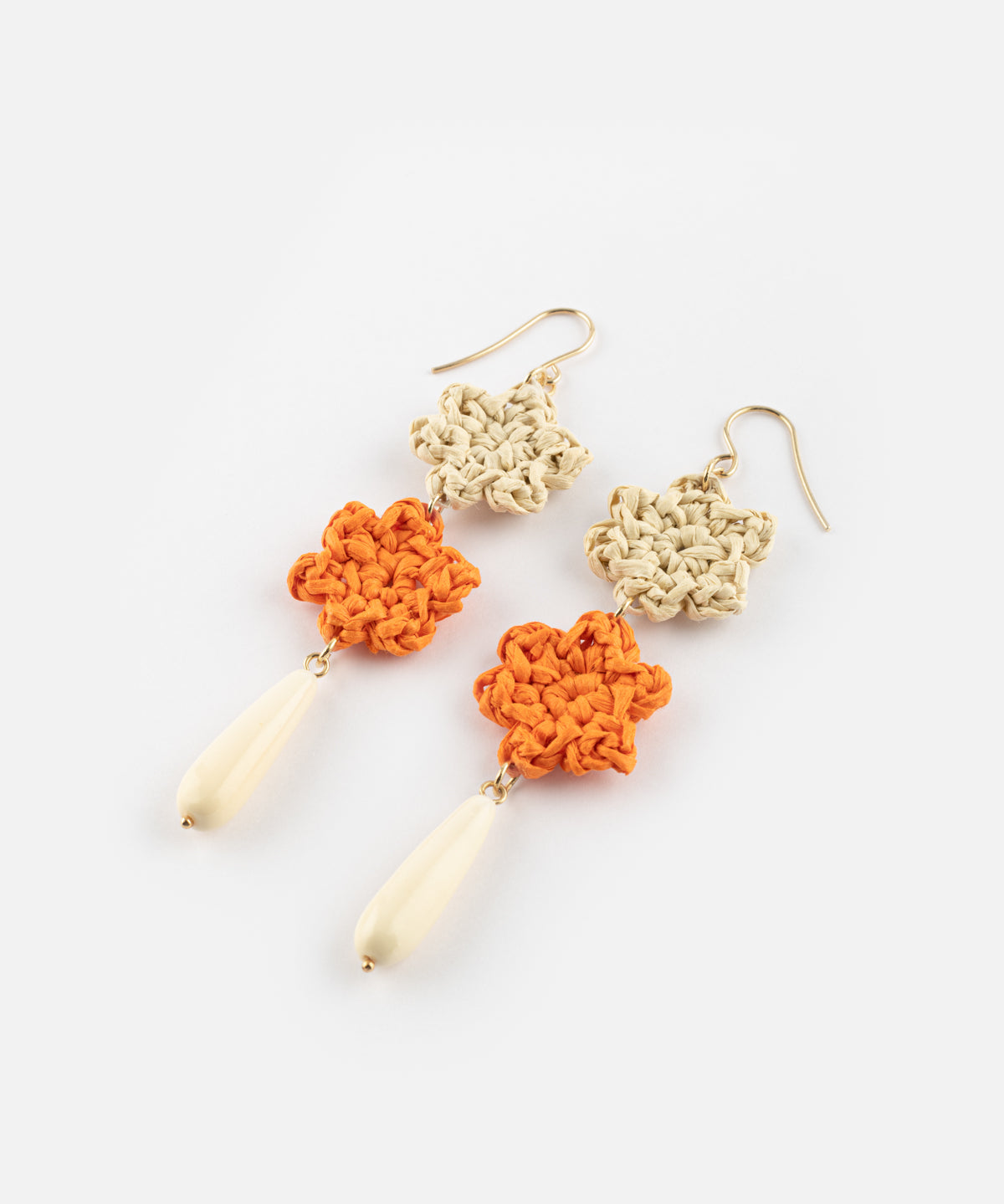 Boucles d'oreilles fleurs en raphia & goutte blanche