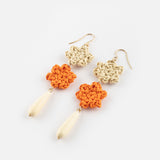 Boucles d'oreilles fleurs en raphia & goutte blanche