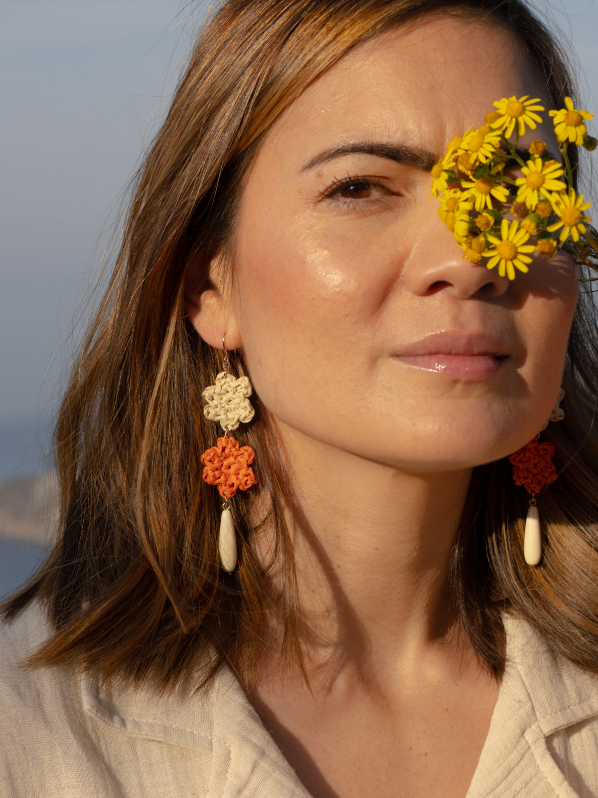 Boucles d'oreilles fleurs en raphia & goutte blanche