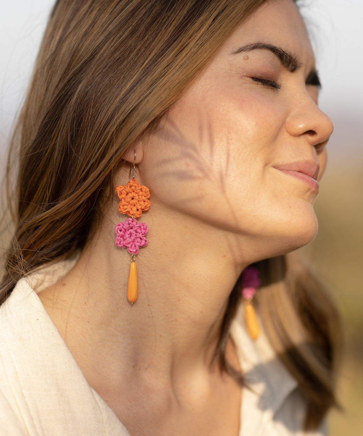 Boucles d'oreilles fleurs en raphia & goutte orange