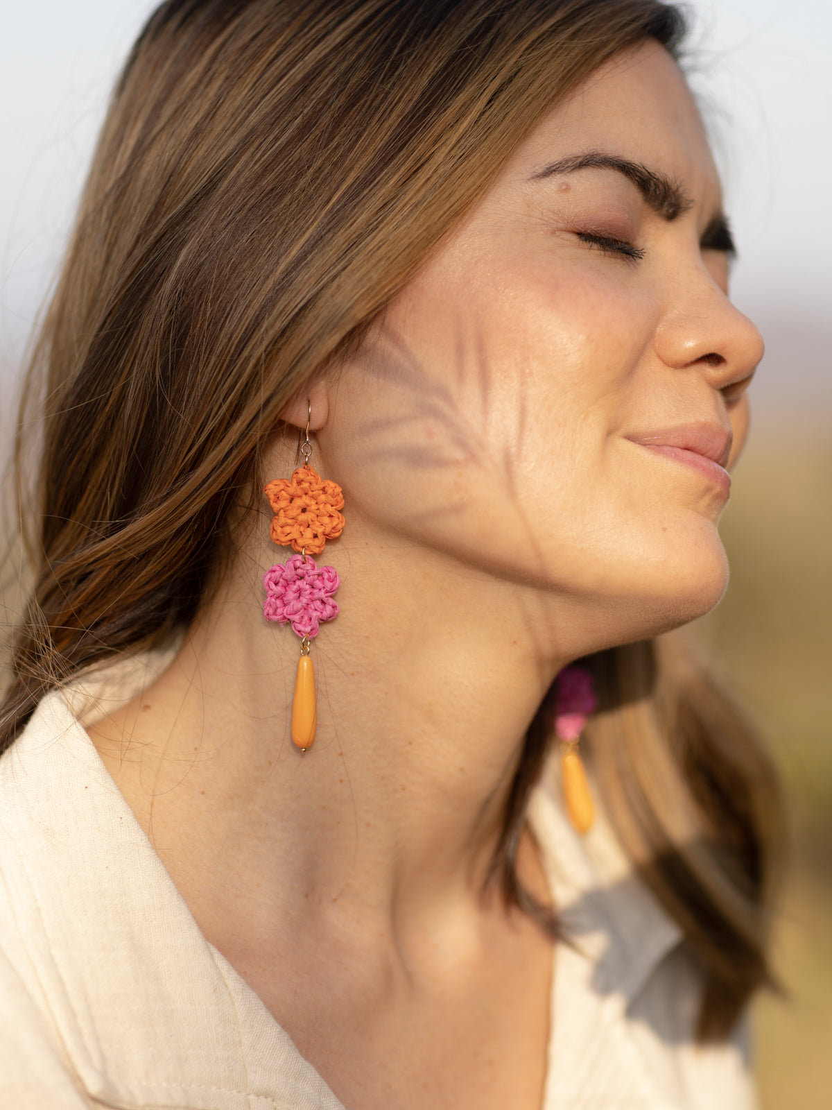 Boucles d'oreilles fleurs en raphia & goutte orange