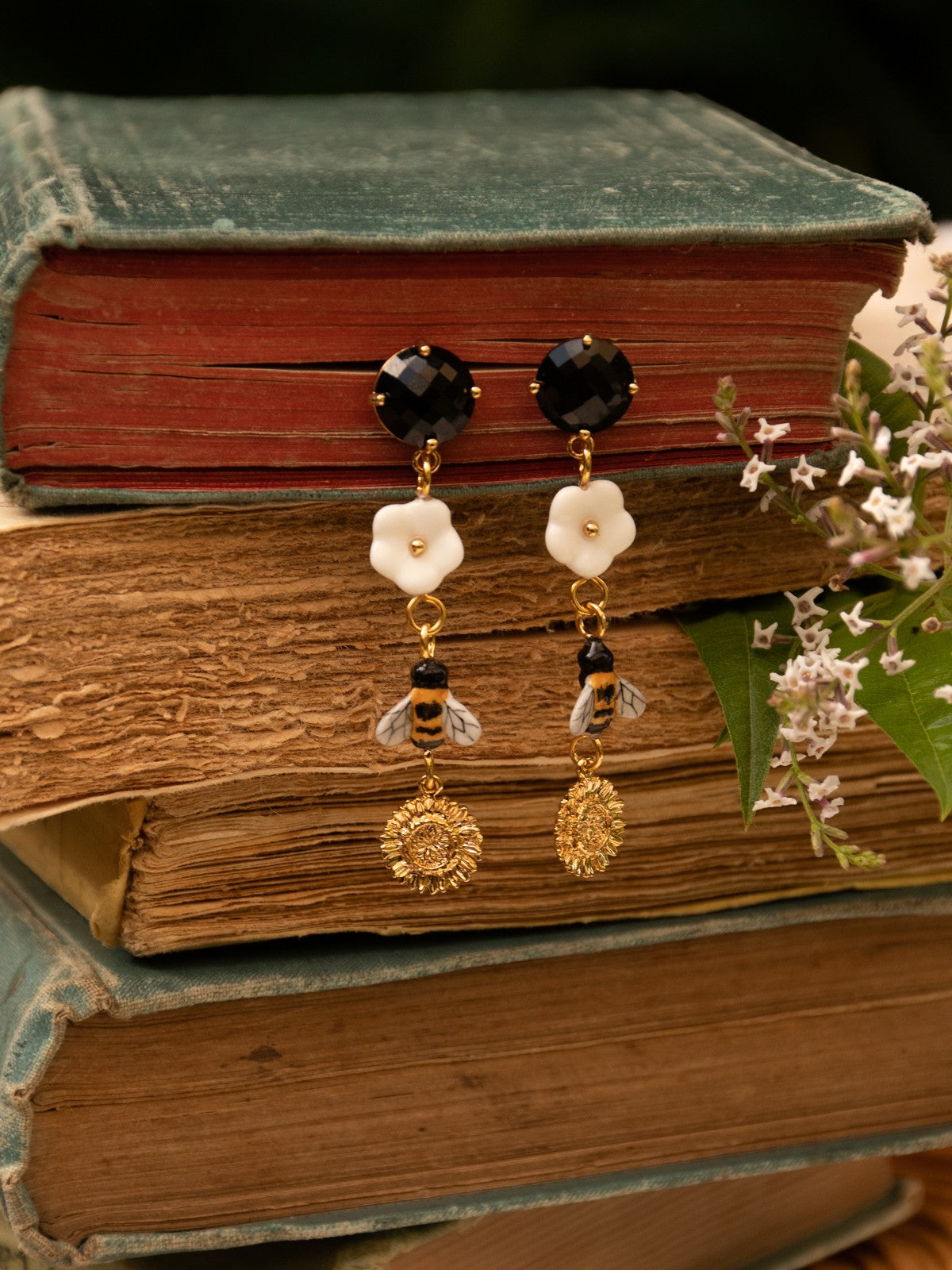 Boucles d'oreilles pendantes fleur et abeille