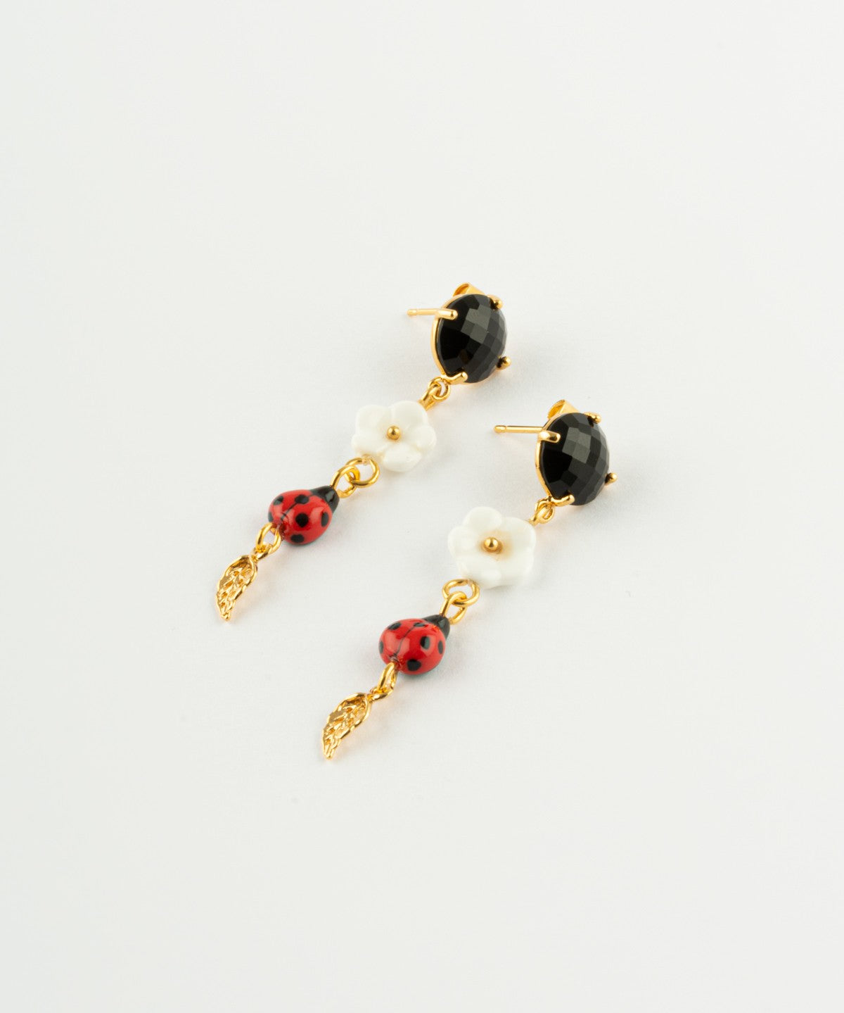 Boucles d'oreilles pendantes dorées fleur et coccinelle