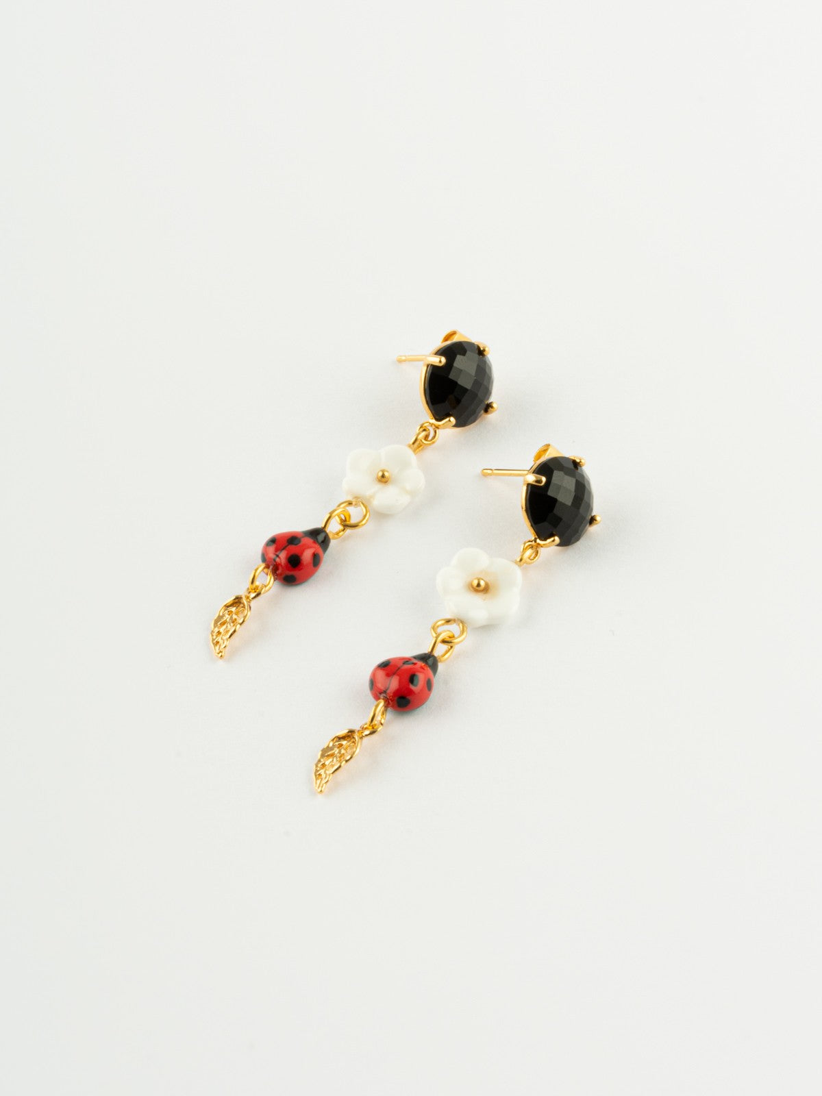 Boucles d'oreilles pendantes dorées fleur et coccinelle