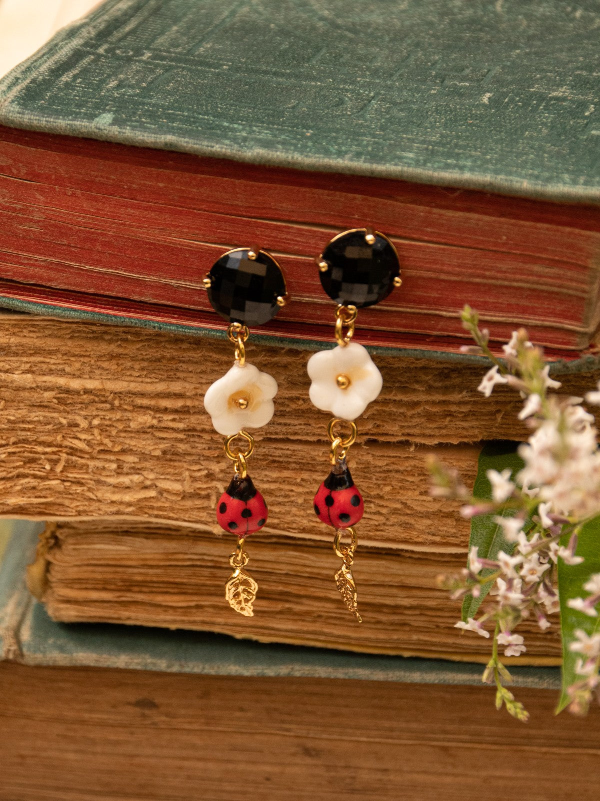 Boucles d'oreilles pendantes dorées fleur et coccinelle