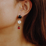 Boucles d'oreilles pendantes dorées fleur et coccinelle