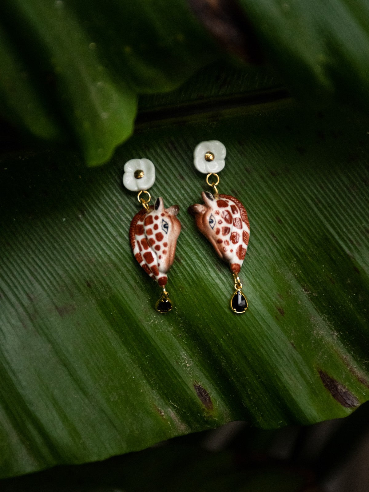 Boucles d'oreilles pendantes girafe et fleur