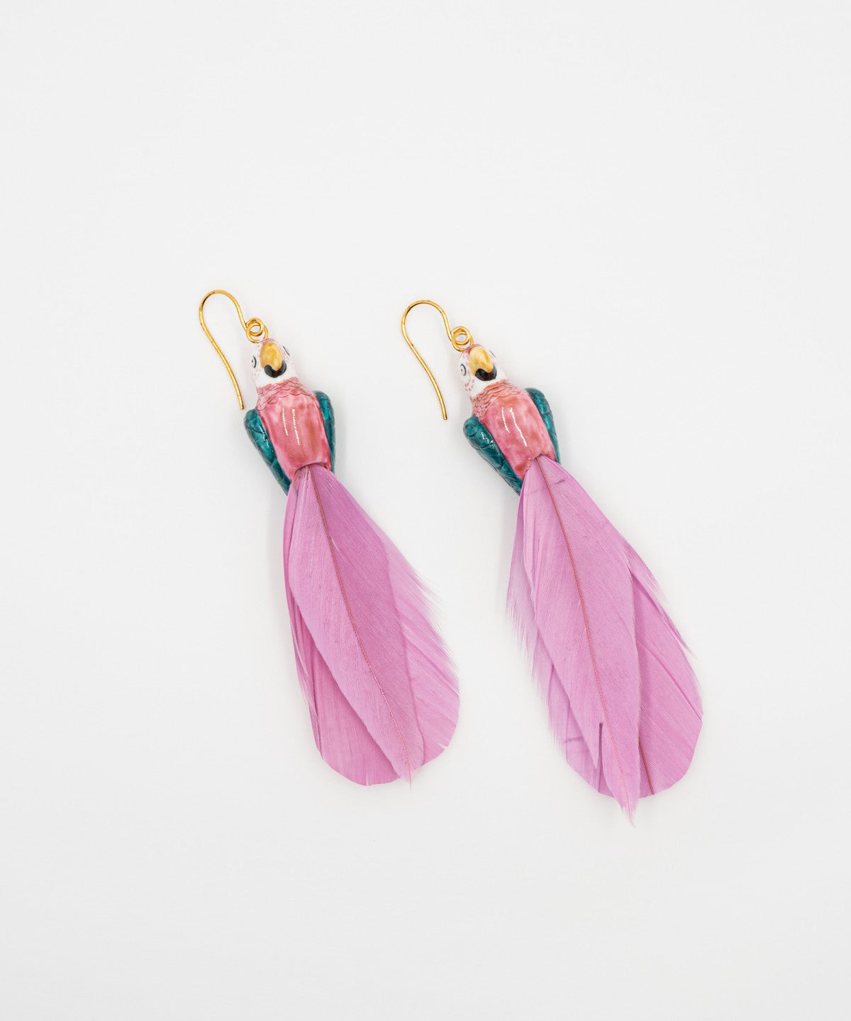 boucles d'oreilles pendantes perroquet rose et bleu plumes roses