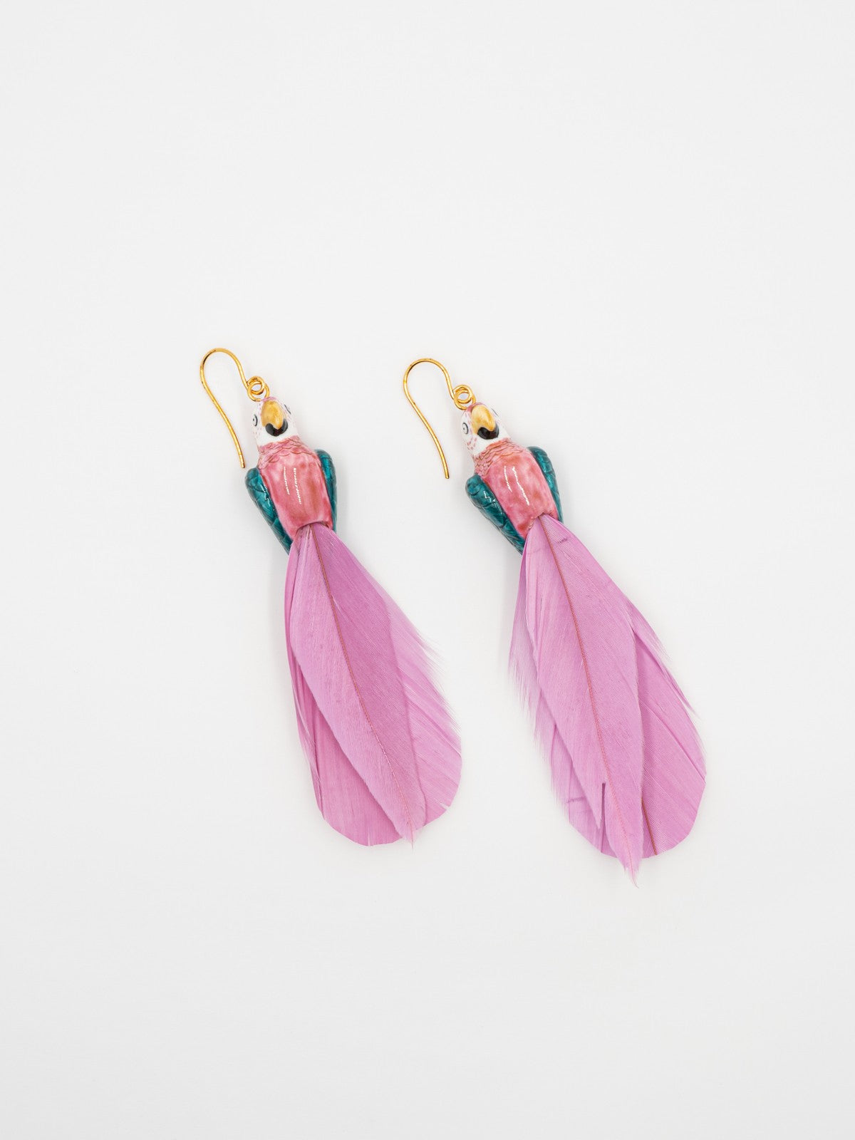 boucles d'oreilles pendantes perroquet rose et bleu plumes roses