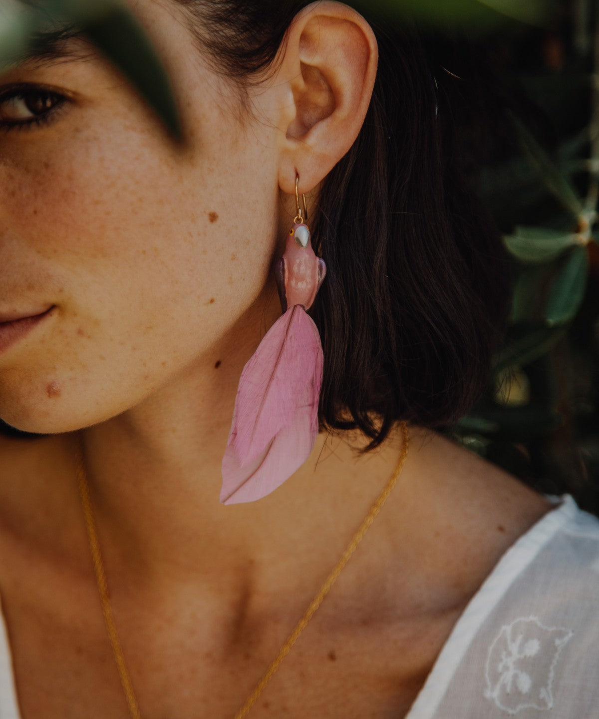 boucles d'oreilles pendantes perroquet rose et bleu plumes roses