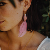 boucles d'oreilles pendantes perroquet rose et bleu plumes roses