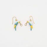 Boucles d'oreilles pendantes perruche bleue et jaune en porcelaine avec pampille