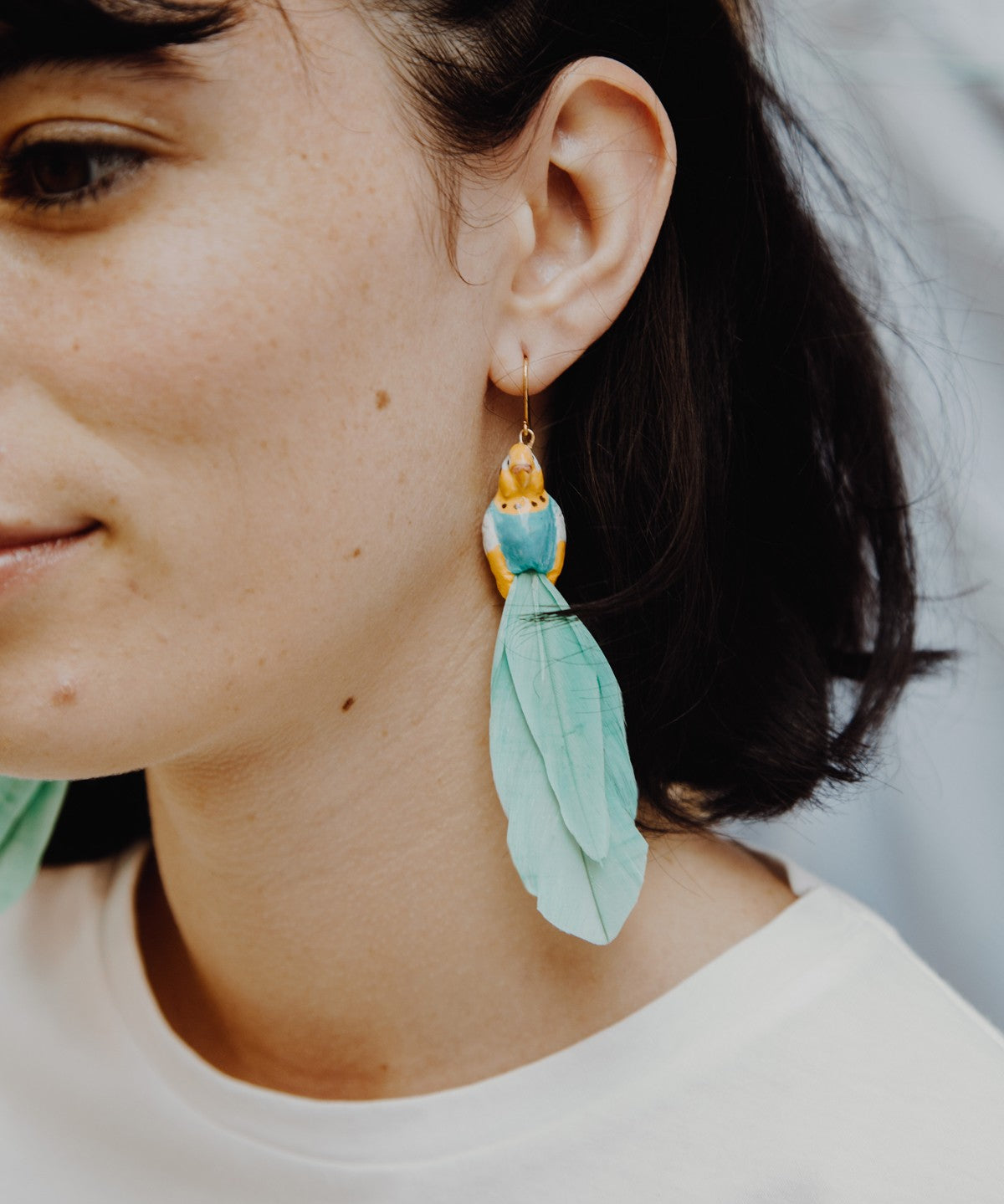 boucles d'oreilles pendantes perruche perroquet bleu et jaune plumes