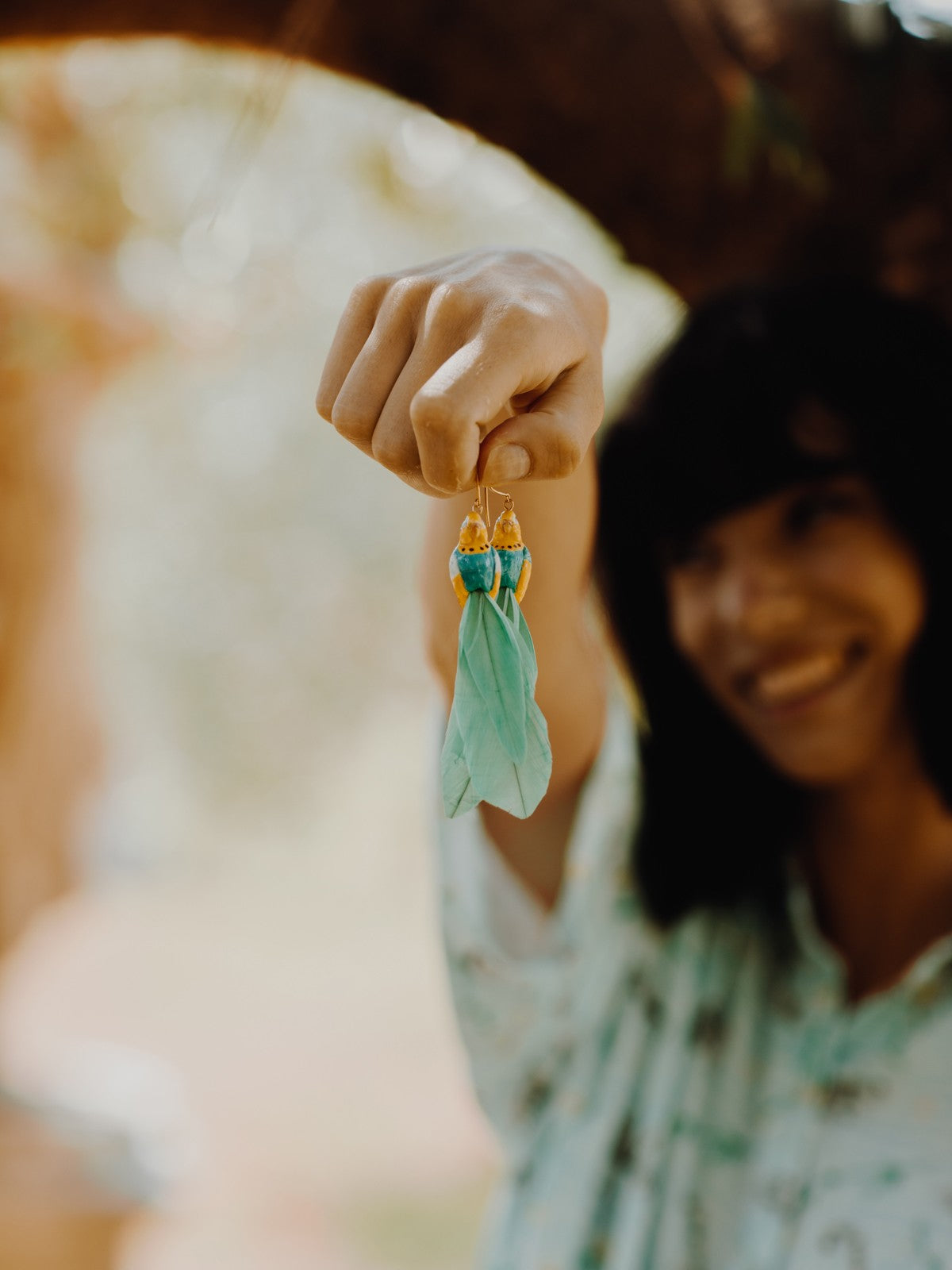 boucles d'oreilles pendantes perruche perroquet bleu et jaune plumes