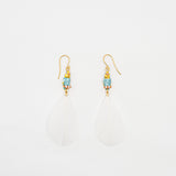 boucles d'oreilles pendantes perruche bleue et jaune plume blanche