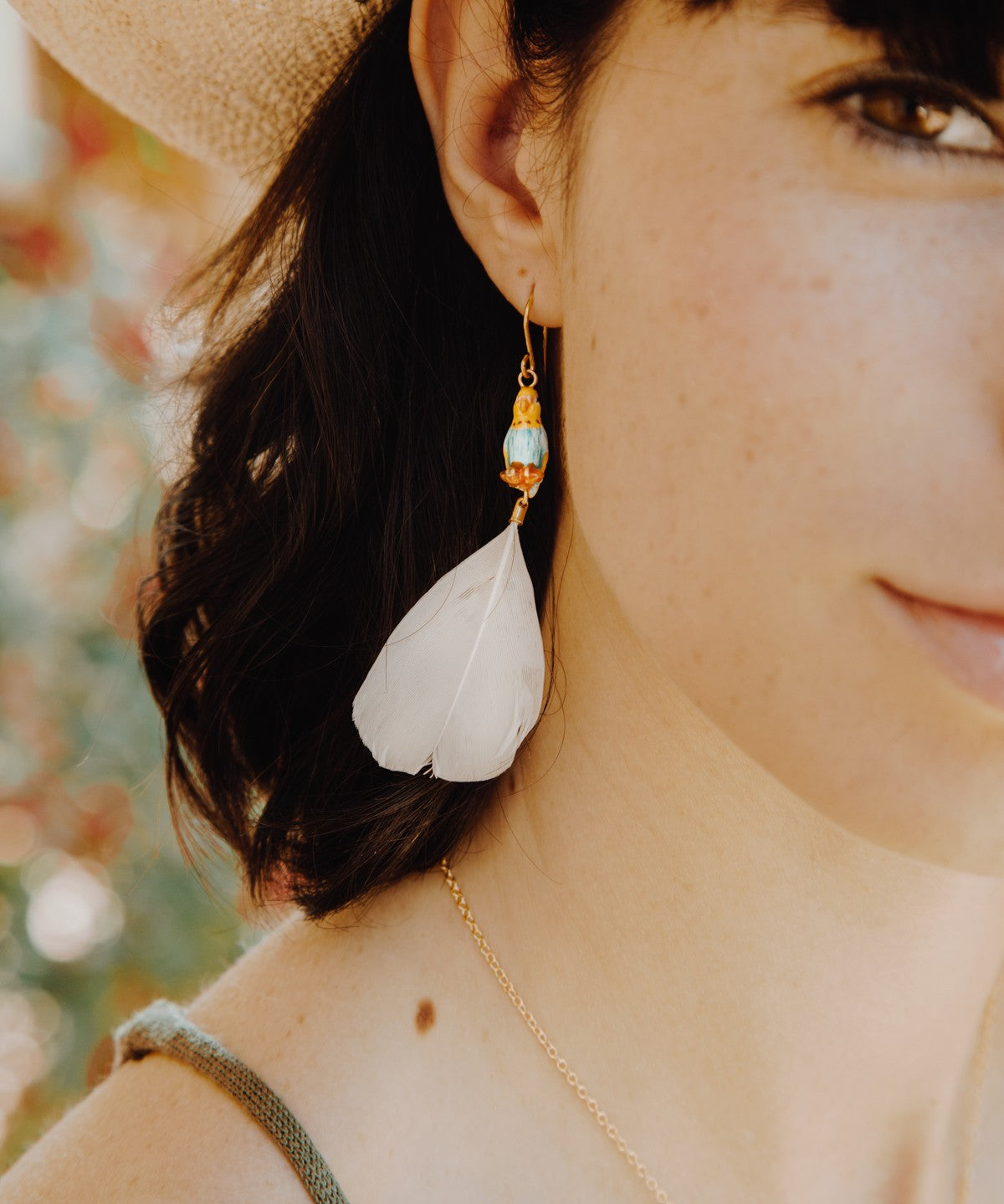 boucles d'oreilles pendantes perruche bleue et jaune plume blanche