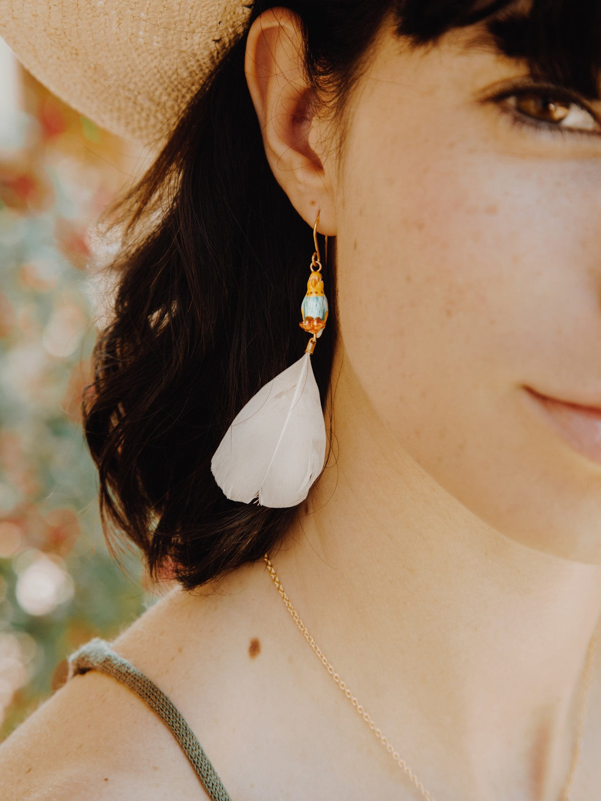 boucles d'oreilles pendantes perruche bleue et jaune plume blanche