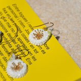 Boucles d'oreilles perruche sur pissenlit blanc