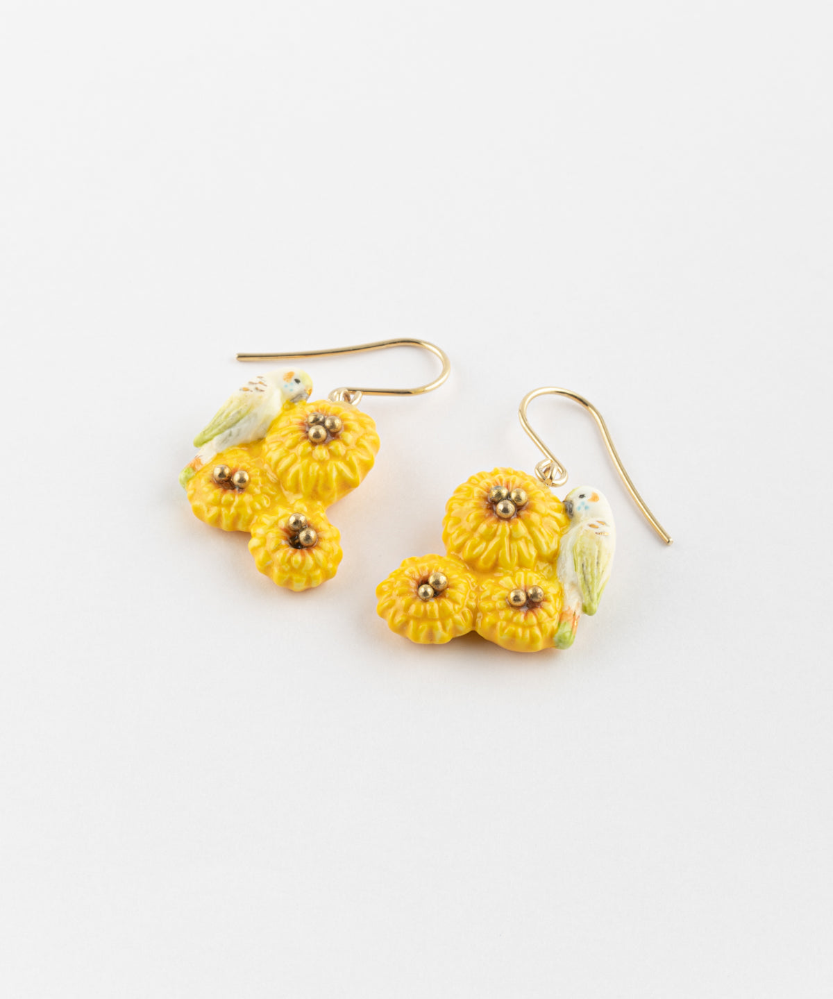 Boucles d'oreilles perruche sur pissenlits jaunes