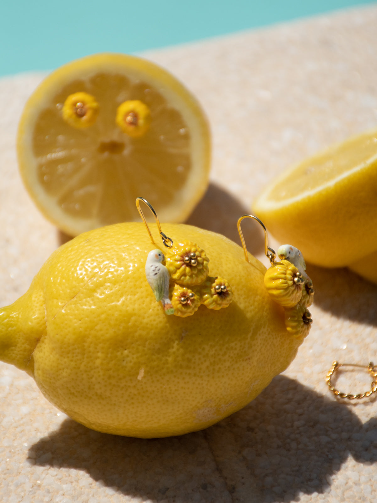 Boucles d'oreilles perruche sur pissenlits jaunes