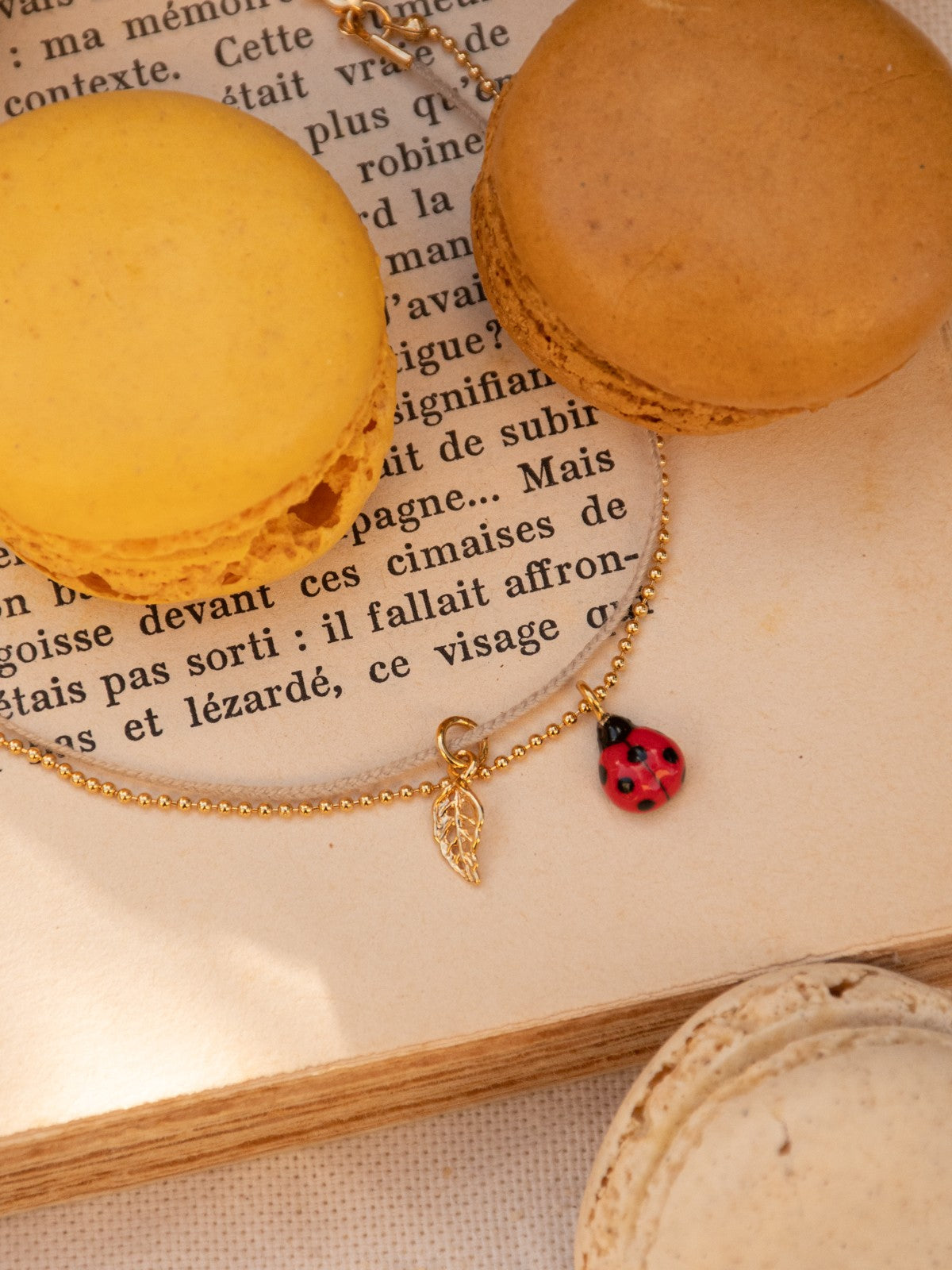 Bracelet en laiton doré coccinelle et feuille