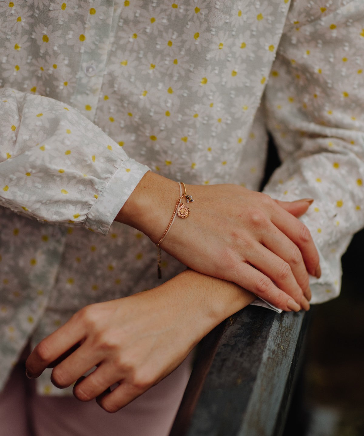 Bracelet doré abeille et tournesol