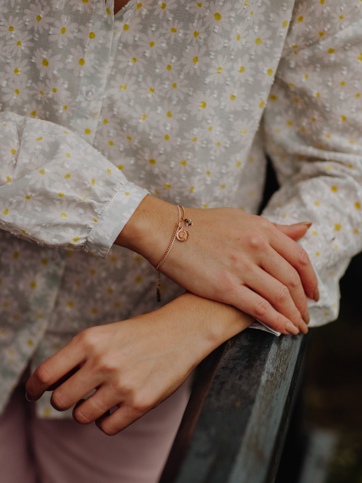 Bracelet doré abeille et tournesol