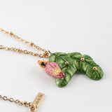 Collier cacatoès sur feuilles de bananier