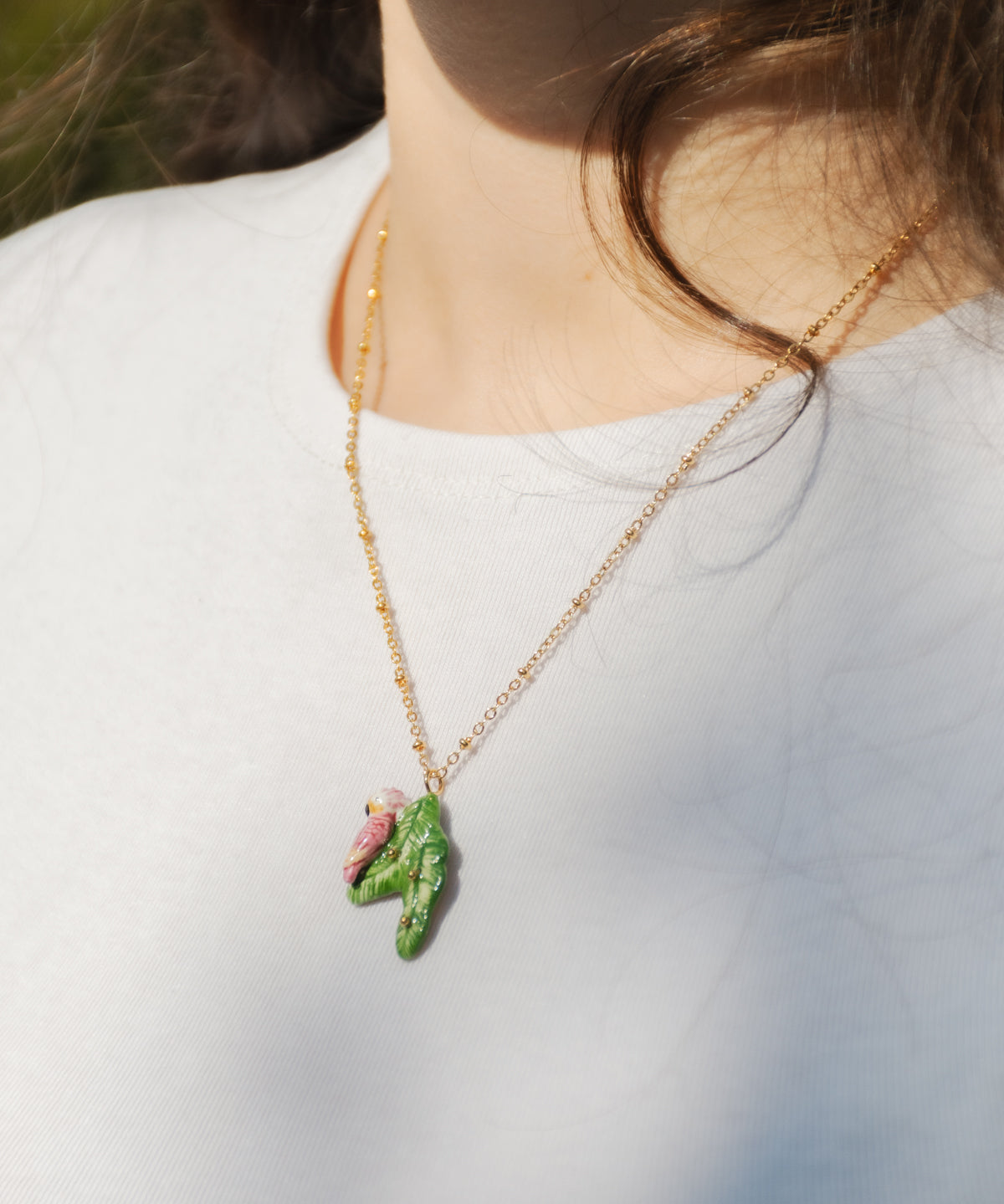 Collier cacatoès sur feuilles de bananier