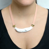 Collier lapin couché