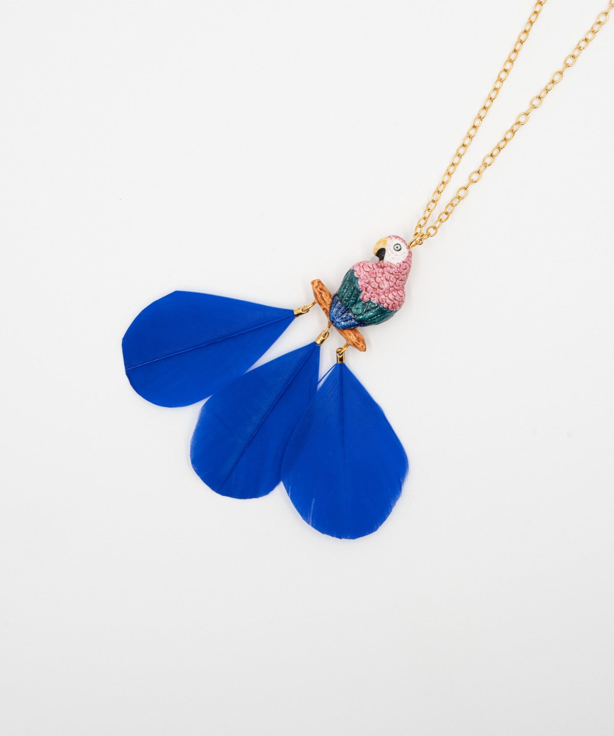 collier doré perroquet rose bleu plume bleue