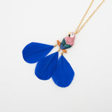 collier doré perroquet rose bleu plume bleue