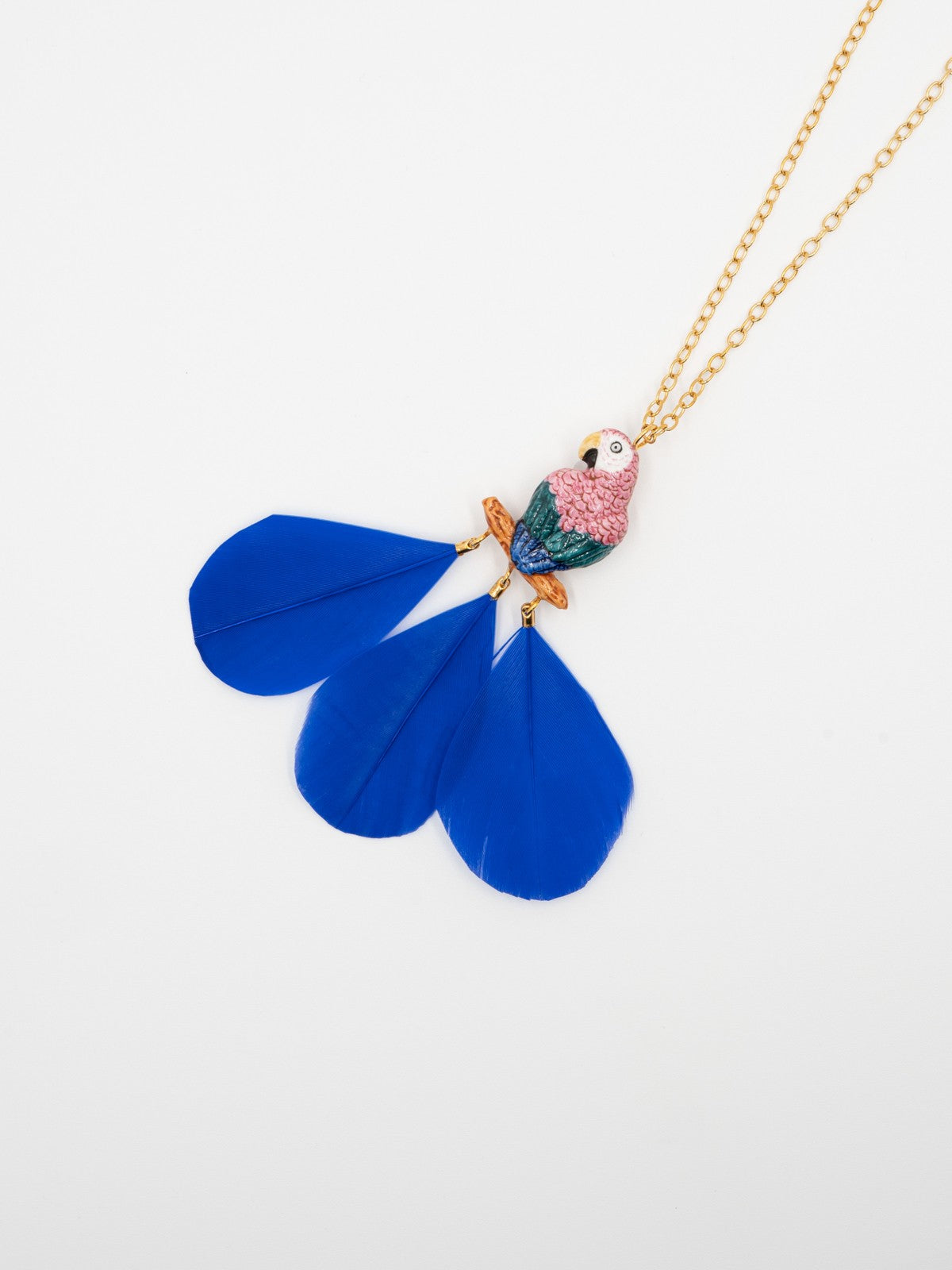 collier doré perroquet rose bleu plume bleue