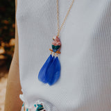 collier doré perroquet rose bleu plume bleue