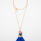 collier doré perroquet rose bleu plume bleue