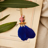 collier doré perroquet rose bleu plume bleue