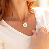 Collier perruche sur pissenlit blanc