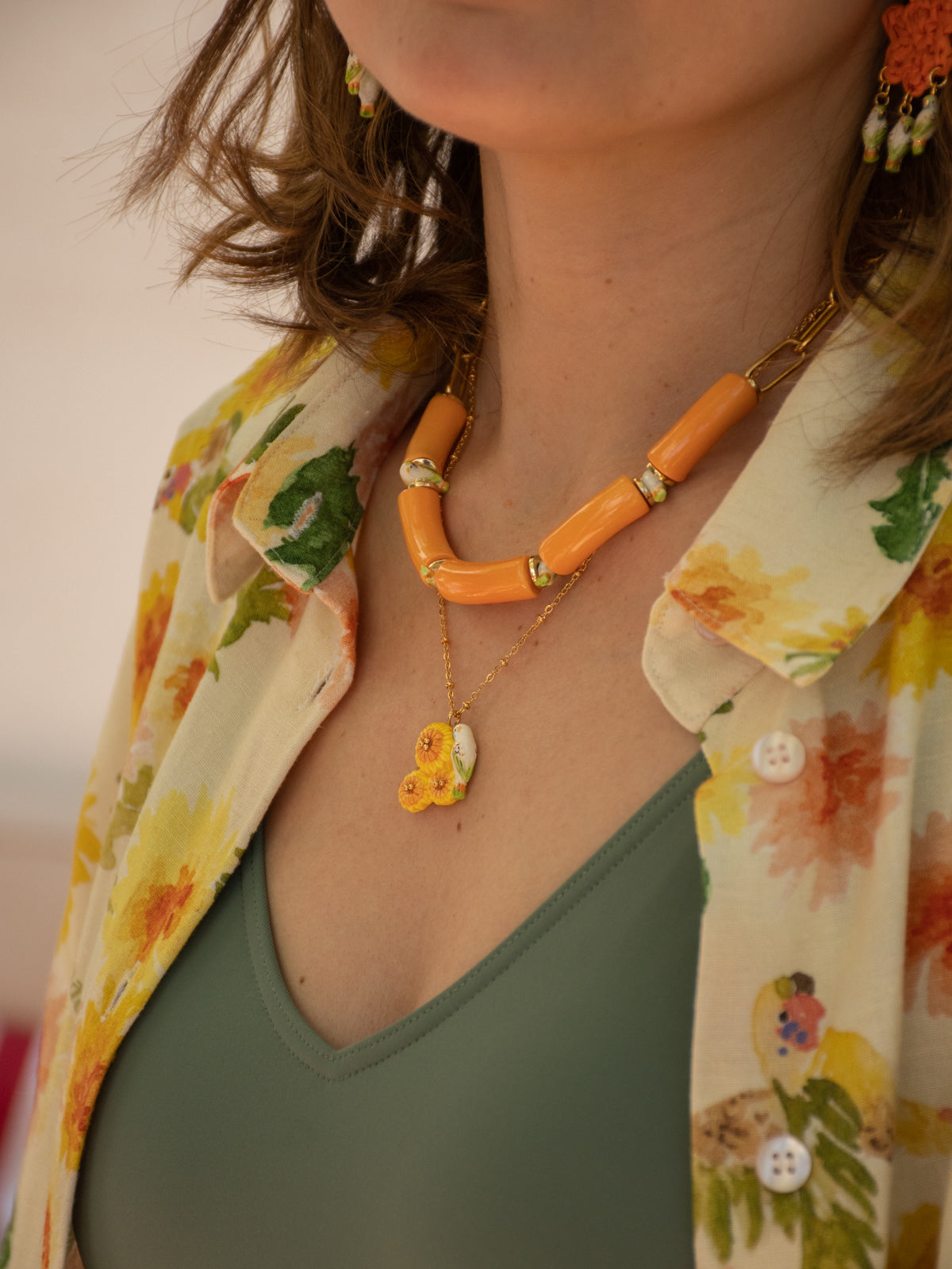 Collier perruche sur pissenlits jaunes